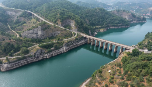 雪隧通車對翡翠水庫水質有影響嗎？本文探討國道五號與雪山隧道完工後，水質指標反而變好的「反直覺」原因。分析封閉式排水系統與人類交通行為轉變對環境的長期效益，並對比近期高鐵延伸宜蘭避開集水區的爭議，討論環評制度下的系統性思考與永續開發。